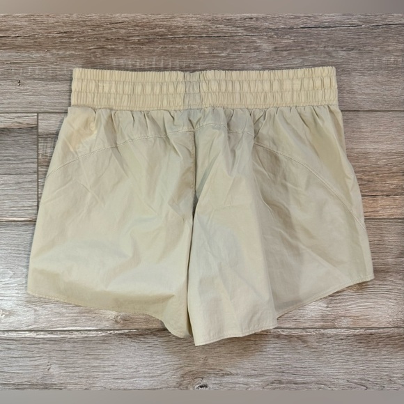 Under Armour Women’s Flex Woven 3" Crinkle Shorts Active Size Medium Khaki Base - Picture 5 of 7